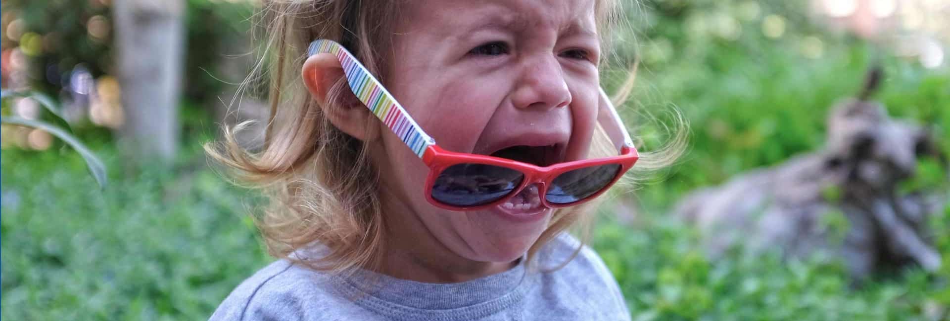 Kilka powodów dlaczego dzieci nie chcą nosić okularów przeciwsłonecznych i porad jak to zmienić